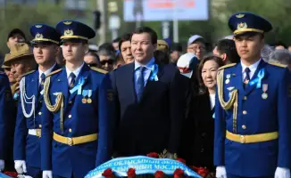 Церемония памяти в Актобе: возложение цветов к Обелиску Славы в честь жертв Великой Отечественной войны
