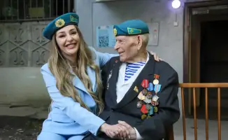 Военнослужащие Десантно-штурмовых войск Алматы поздравили ветерана Великой Отечественной войны Виктора Карповича Изюмникова