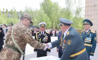 Выпускники военной кафедры в Астане принимают присягу, становясь на защиту Родины