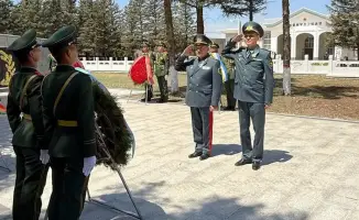 Казахстанские военные дипломаты возложили цветы к памятнику в Китае в честь 81-й годовщины Победы в Великой Отечественной войне