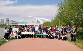 Экоакция на набережной Есиля: более 100 молодых людей внесли вклад в чистоту Астаны