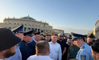 Более 200 автомобилей с иностранными номерами собрались у 'Салтанат сарайы' в Атырау