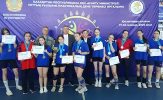 Команда школьниц из Караганды завоевала бронзовую медаль на республиканском турнире по гандболу в Кызылорде