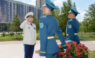 Генеральный прокурор Берик Асылов возложил цветы к памятнику Бауыржана Момышулы в Астане