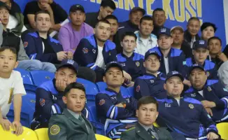 Министр по чрезвычайным ситуациям РК наградил команду-победителя первого международного Кубка по хоккею с шайбой среди территориальных подразделений