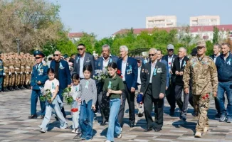 В Атырау жители города объединились в памяти о Победе, возлагая цветы к мемориалу