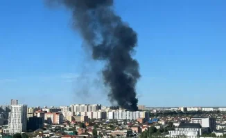 В Астане произошло возгорание крыши двухэтажного здания, что привлекло внимание местных жителей, которые сняли инцидент на видео. Пожар стал заметным событием в городе, о котором сообщает Tengrinews.kz.