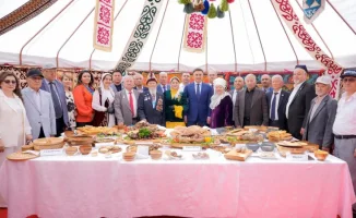 Шымкент: Мясо, баурсаки и единство на фестивале 'Бірлік дастарханы'