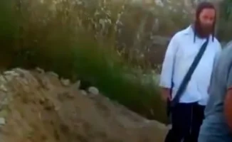 Израильские поселенцы принуждают палестинскую семью выкопать могилу для умершего отца на оккупированном Западном берегу