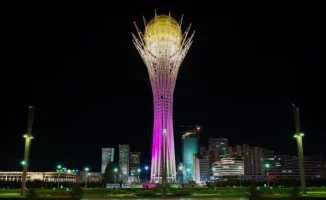 В Астане 19-летний парень задержан за провокационную фотосессию у Байтерека