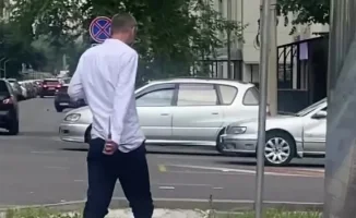 Социальная тревога: мужчина с ножом пугает жителей Алматы, вызывая опасения по поводу безопасности на улицах города