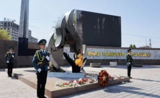 Около 300 юных сарбазов собрались на площади в Атырау в преддверии празднования 7 Мая