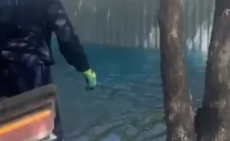 Алматинцы возмущены: фонтан в Бостандыкском районе окрасили в голубой цвет, акимат объясняет ситуацию
