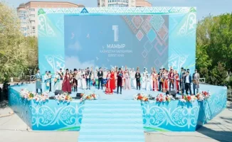 В Атырау прошел праздник в честь Дня единства народа Казахстана, собравший множество горожан. Мероприятие началось с торжественного открытия, на котором выступили местные власти. Горожане могли насладиться культурными выступлениями, выставками народного т