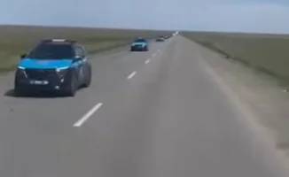 Полиция усиливает присутствие в Атырау: в сети появились видео с колоннами патрульных машин, что вызывает обсуждение среди местных жителей.