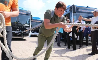 55-летняя учительница из Астаны установила мировой рекорд, протащив автобус, вдохновляя молодежь на достижение новых высот