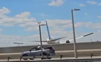 Самолет при посадке снес грузовик в США