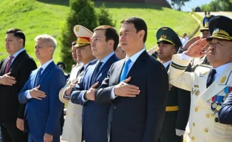 Алматы чествует защитников Отечества: торжественное поднятие флага