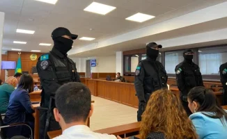 В Атырау продолжается судебный процесс по делу о массовом убийстве в Жангелдине: обвиняемые предстают перед судом, свидетели дают показания.