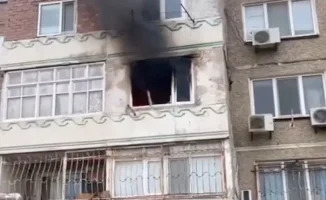 В Атырау произошел пожар на втором этаже жилого дома: местные службы ликвидируют последствия