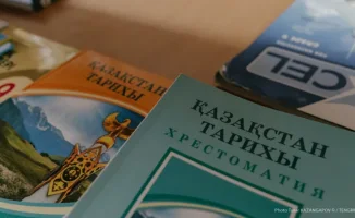 В Казахстане обновят содержание школьных учебников и учебных программ, учитывая нормы и ценности новой Конституции. Это решение было озвучено на брифинге, где также обсуждались изменения в школьных стандартах.