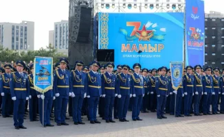 В Шымкенте на площади Астана прошел торжественный парад и гала-концерт, посвященные Дню защитника Отечества. Мероприятие собрало военнослужащих и жителей города, создавая атмосферу патриотизма и единства. Праздничная программа включала военные выступления