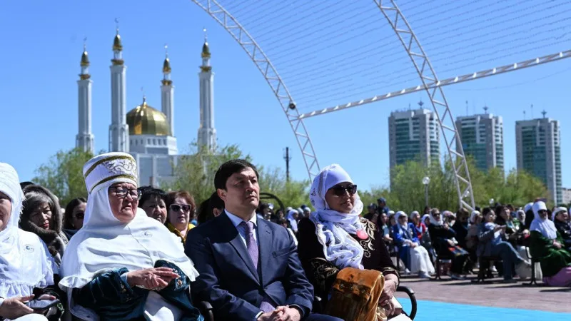 В Актобе прошло торжественное мероприятие "Анаға тағзым", посвящённое Дню матери, которое стало одним из самых тёплых и душевных событий, собравшим множество участников для чествования матерей. Атырау