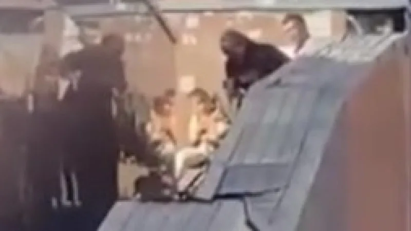 В Астане мужчина жестоко избил супругу на глазах у прохожих, инцидент попал на видео. Полиция возбудила уголовное дело против дебошира. Атырау