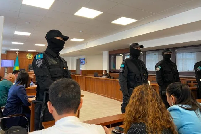 В Атырау продолжается судебный процесс по делу о массовом убийстве в Жангелдине: обвиняемые предстают перед судом, свидетели дают показания. Атырау