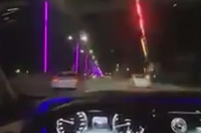 Атырау: Молодые люди устроили фейерверк из автомобиля Атырау