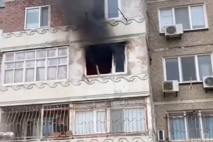 В Атырау произошел пожар на втором этаже жилого дома: местные службы ликвидируют последствия Атырау