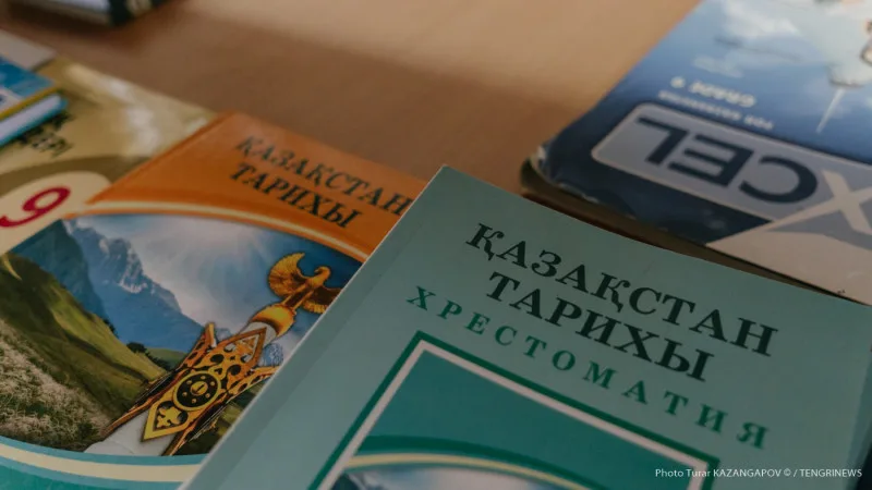 В Казахстане обновят содержание школьных учебников и учебных программ, учитывая нормы и ценности новой Конституции. Это решение было озвучено на брифинге, где также обсуждались изменения в школьных стандартах. Атырау