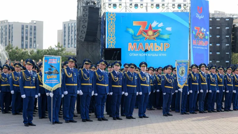 В Шымкенте на площади Астана прошел торжественный парад и гала-концерт, посвященные Дню защитника Отечества. Мероприятие собрало военнослужащих и жителей города, создавая атмосферу патриотизма и единства. Праздничная программа включала военные выступления Атырау