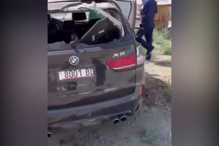 BMW влетел в ограждение в Атырау, снося столб Атырау
