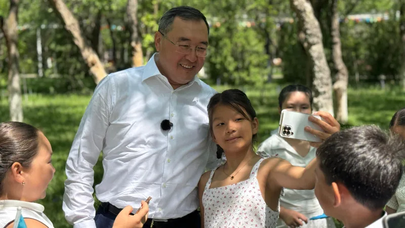 Аким Алматинской области встретился с детьми в Конаеве в день государственных символов Казахстана Атырау