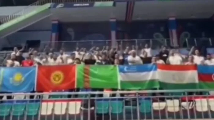 На чемпионате мира по футболу в Катаре болельщики из Узбекистана развернули флаги стран Центральной Азии, демонстрируя единство и поддержку соседних государств. Это событие вызвало положительные эмоции среди зрителей и подчеркнуло культурное единство реги Атырау