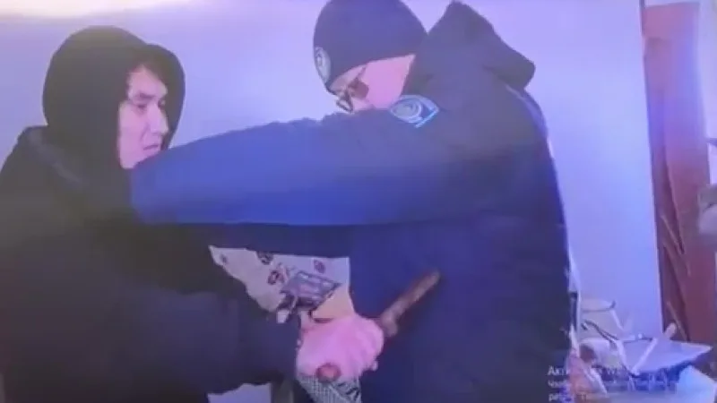 Атырау: новые детали жестокого убийства семьи на следственном эксперименте Атырау