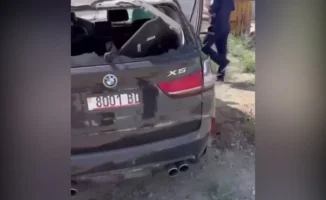 BMW влетел в ограждение в Атырау, снося столб