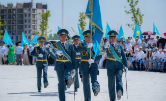 Шымкент отмечает День государственных символов: международное признание и торжественное поднятие флага
