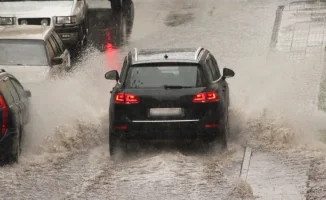 Атырау под водой: улицы стали каналами после дождей