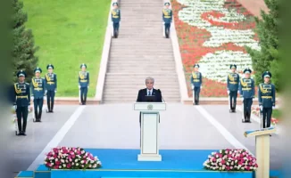Казахстан на пути к устойчивому развитию: Президент Токаев поднимает Государственный флаг