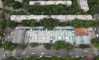 В Алматы снесли рынок 'Береке'. Пресс-служба городского акимата объяснила причины этого решения, однако реакция общественности на данное событие в тексте не упоминается.