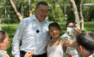 Аким Алматинской области встретился с детьми в Конаеве в день государственных символов Казахстана