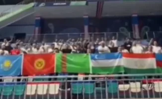 На чемпионате мира по футболу в Катаре болельщики из Узбекистана развернули флаги стран Центральной Азии, демонстрируя единство и поддержку соседних государств. Это событие вызвало положительные эмоции среди зрителей и подчеркнуло культурное единство реги