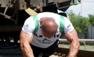 Новый рекорд Казахстана: Пожарный из Атырау протащил семь вагонов, поднимая вопросы безопасности и эффективности пожарной службы