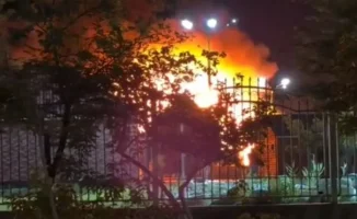 В Атырау произошел пожар в парке «Керемет», который охватил значительную территорию. Пламя быстро распространилось, вызывая обеспокоенность у местных жителей и властей. Пожарные службы были вызваны на место происшествия для тушения огня и предотвращения е