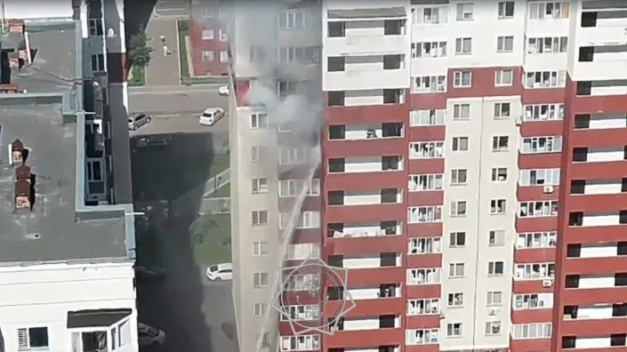 В Астане произошёл пожар в многоэтажке - видео