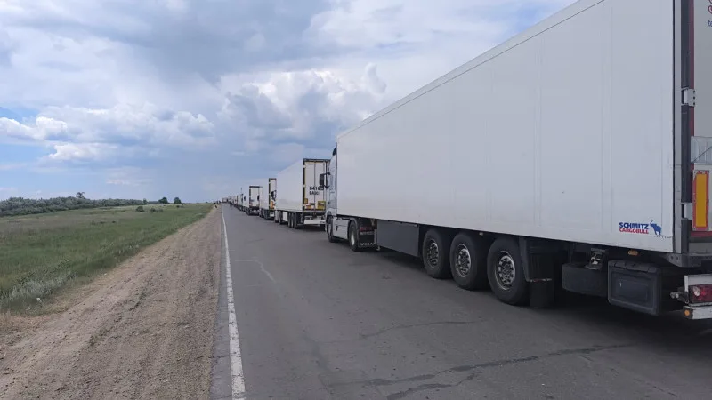 На границе Казахстана и России: многокилометровая очередь грузовиков и напряжённая обстановка Атырау