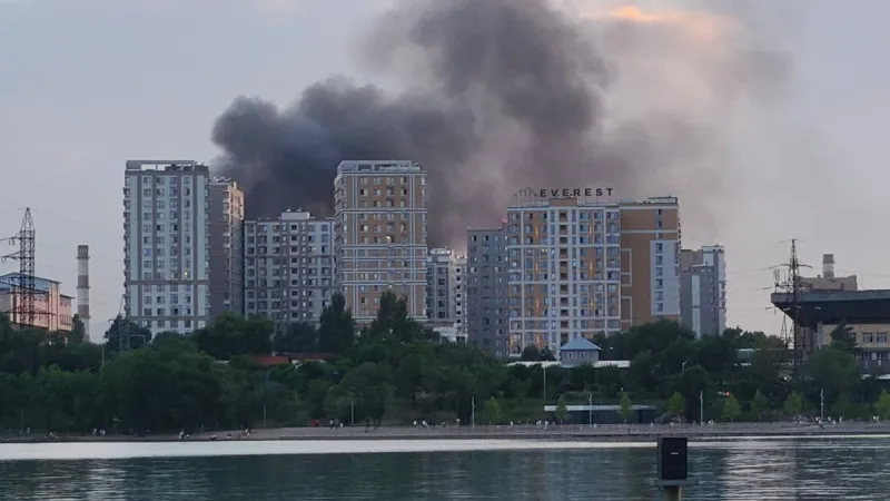 Пожар в районе озера Сайран: клубы черного дыма и запах гари в воздухе Атырау