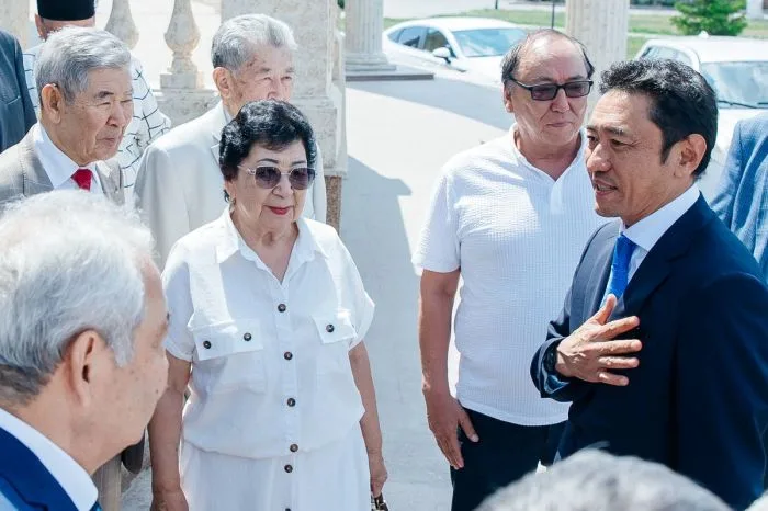 Болат Акчулаков встретился с аксакалами и ветеранами Атырауской области: обсуждение вопросов местного развития и сохранения традиций. Атырау